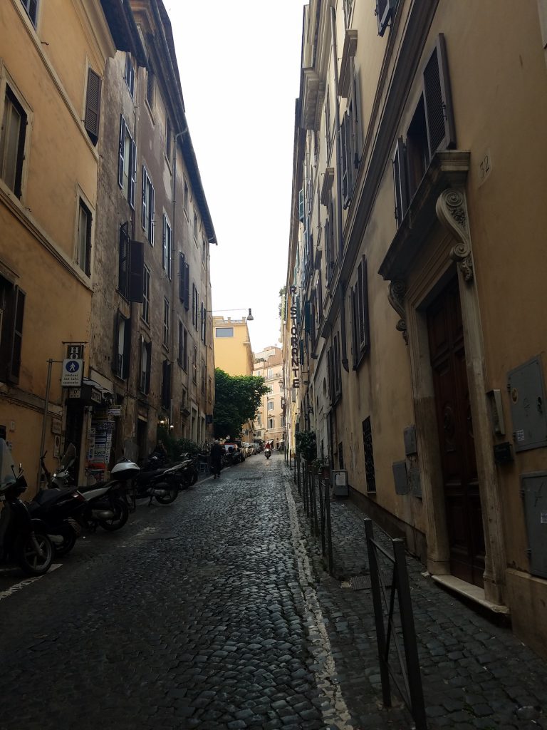 image of urban alleyway in Rome